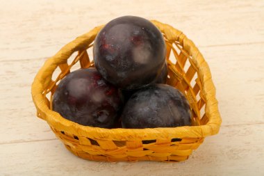 Ahşap zemin üzerinde olgun taze erikler