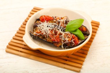 et ve peynir ile doldurulmuş patlıcan