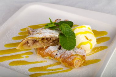 Apple strudel dondurma ile