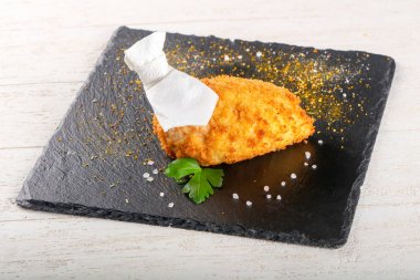 Beyaz masa üzerinde geleneksel Kiev pirzola