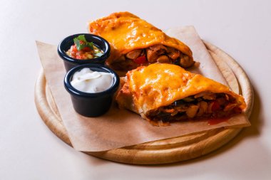 İki soslu tavuklu böreği