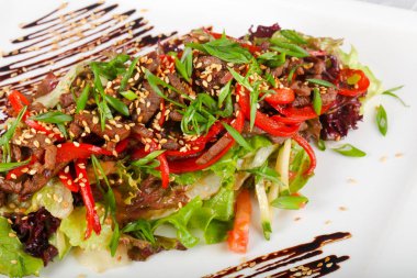 Susam salata domuz eti ile giyinmiş