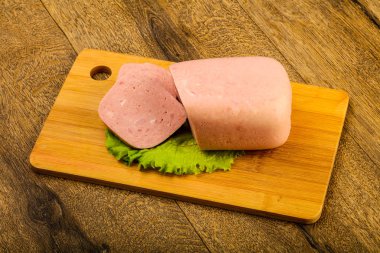 Jambon sosis salata üzerinde yemek için hazır bırakır