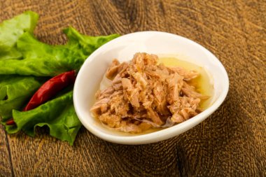 Kavanozda konserve ton balığı pişmeye hazır.