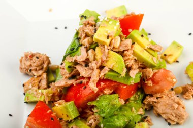 Domates soslu ton balığı ve avokado salatası.