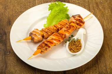 Dijon mustars soslu ızgara somon şiş