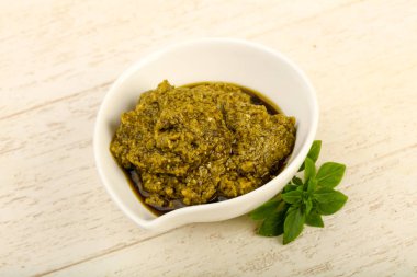 Fesleğenli pesto sos kasede bırakır