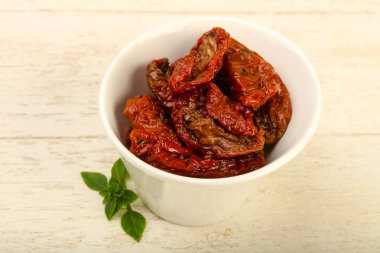 Fesleğen yapraklı kuru domates.