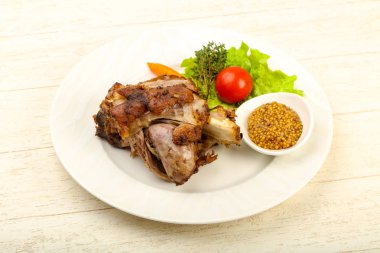 Kavrulmuş domuz diz dijon hardal sos ile