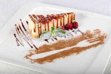 Peynirli kek kiraz ve nane ile