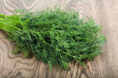 Dereotu dalları yığın ahşap arka plan üzerinde