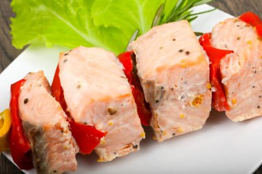 Biber ve limon ile som balığı şiş