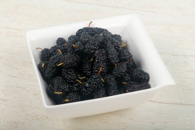 Ahşap arka plan üzerinde siyah dut yığın