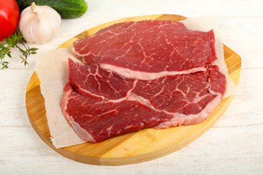 Ham sığır eti biftek yemek için hazır