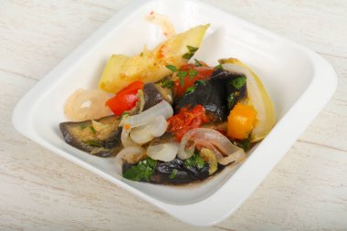 Buğulanmış sebze - patlıcan, domates, biber ve kabak