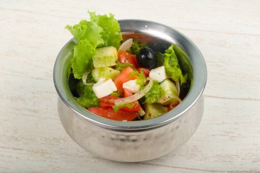 Zeytinli ve peynirli Yunan salatası