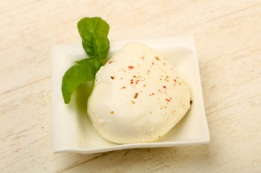 Fesleğen yaprakları ile Mozzarella peyniri