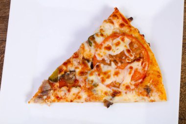 Etli ve peynirli pizza.