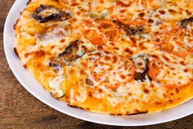 Patlıcan ve peynirli pizza