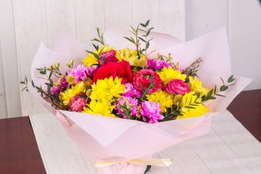 Çeşitli çiçek ile romantik buket