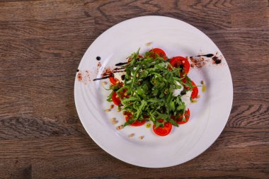 Roka ve mozzarella Caprese salatası