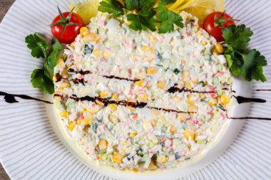 Limon ve kiraz domates surimi Yengeç Salatası hizmet