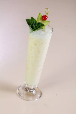Pina colada Hindistan cevizi kokteyl nane ile