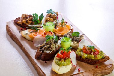 Balık ve sebze ile İspanyol bruschetta karıştırın