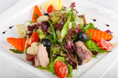 skyline van atlanta (Georgia)ton balıklı salata sebze ile