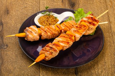 Dijon mustars soslu ızgara somon şiş