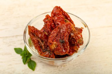 Fesleğen yapraklı kuru domates.