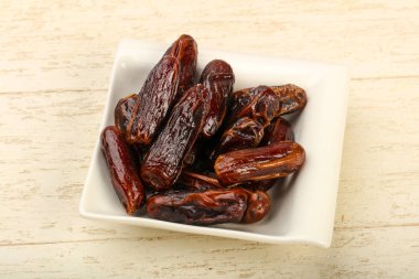 Meyve kabında tatlı hurmalar.