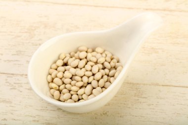 Kase ahşap arka plan üzerinde beyaz kuru fasulye