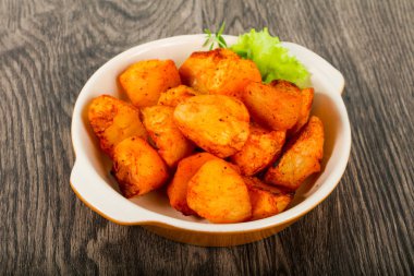 Otlu fırında patates.