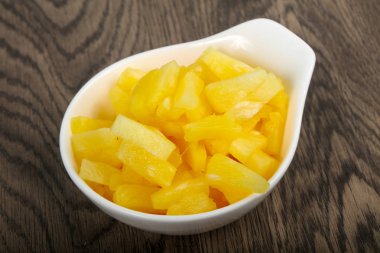 Kabın içinde Konserve ananas