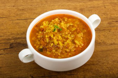 Ahşap arka plan üzerinde beyaz Kharcho çorbası