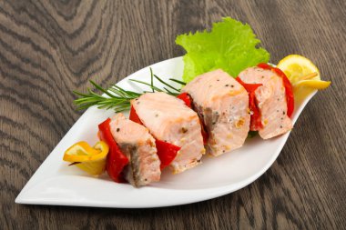 Biber ve limon ile som balığı şiş