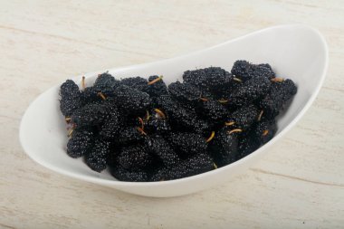 Siyah dut öbek üzerinde beyaz masa