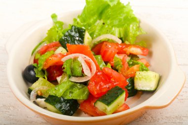 Zeytinli ve peynirli Yunan salatası