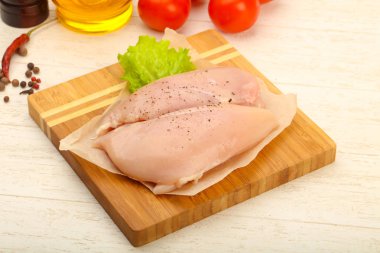 Biber yemek pişirmek için hazır çiğ tavuk göğsü