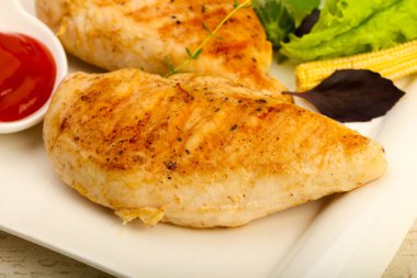 Salata yaprakları ile kavrulmuş tavuk göğsü