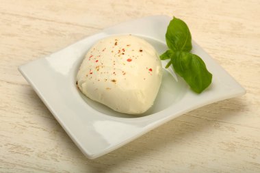 Fesleğen yaprakları ile Mozzarella peyniri