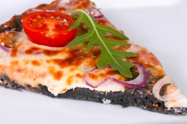 Jambonlu, peynirli ve domatesli pizza.