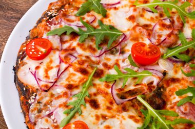 Jambonlu, peynirli ve domatesli pizza.