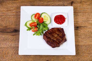 Sığır eti biftek sosu ve salata sosu ile
