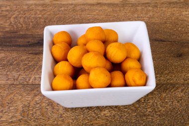 Sıcak patates topları ahşap arka plan üzerinde