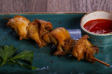 Tavuk şiş sos ve maydanoz ile