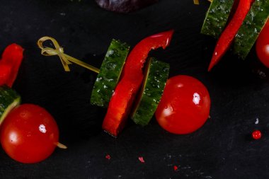 Kanepe domates, peper ve salatalık ile