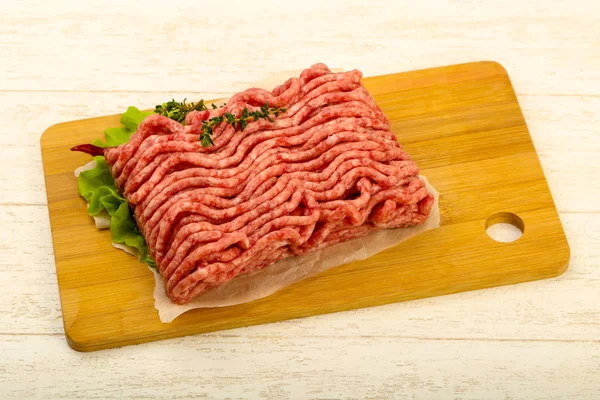 Carne Res Picada Cruda Con Tomillo Pimiento Picante —  Fotos de Stock