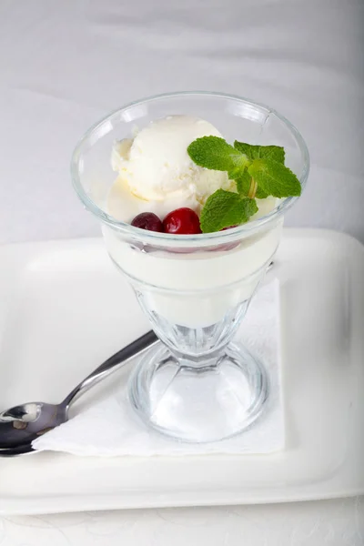 Helado Con Menta Bayas —  Fotos de Stock